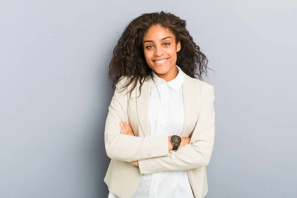 Ung Afrikansk Amerikansk Affärskvinna Som Känner Sig Säker Korsar Armarna — Stockfoto