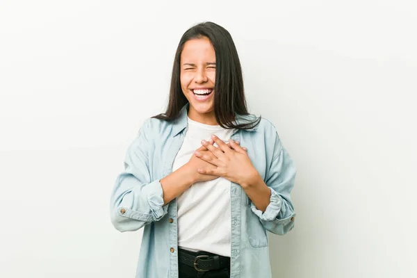 若いヒスパニック系の女性の心に手を取り合って笑って 幸福の概念 — ストック写真