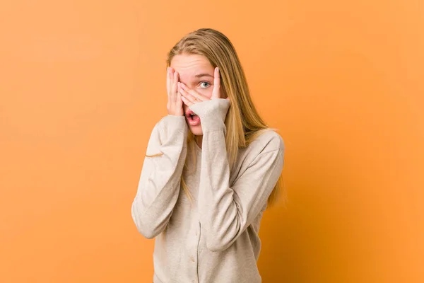 Schattige Natuurlijke Tiener Vrouw Knipperen Door Vingers Bang Nerveus — Stockfoto