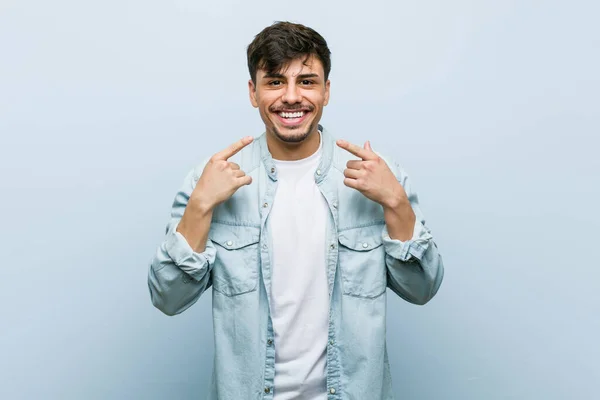 Νεαρός Ισπανόφωνος Άντρας Χαμογελάει Δείχνοντας Δάχτυλα Στόμα — Φωτογραφία Αρχείου