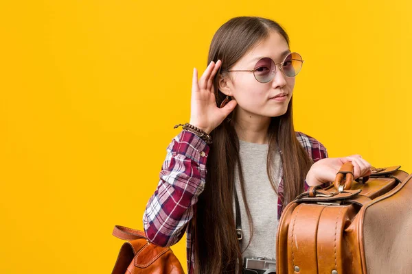 Jonge Aziatische Vrouw Vasthouden Van Een Koffer Proberen Naar Luisteren — Stockfoto