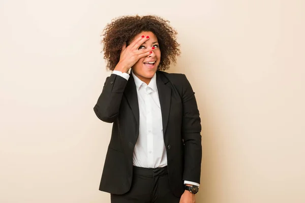 Genç Kadını Afro Amerikan Kadın Kameraya Parmaklarıyla Göz Kırpıyor Yüzünü — Stok fotoğraf