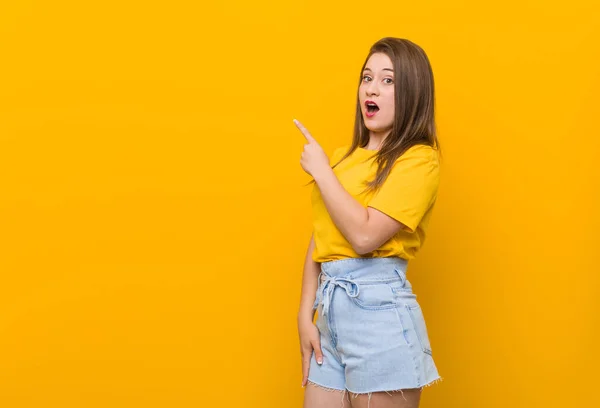 Jonge Vrouw Tiener Dragen Een Geel Shirt Wijzend Naar Zijkant — Stockfoto