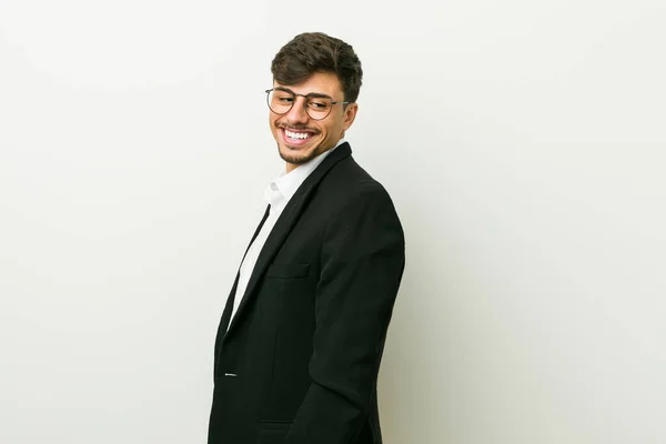 Νεαρός Επιχειρηματίας Ισπανός Κοιτάζει Στην Άκρη Χαμογελαστός Χαρούμενος Και Ευχάριστος — Φωτογραφία Αρχείου