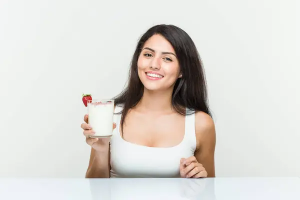 Mujer Hispana Joven Sosteniendo Batido Mujer Hispana Joven Sosteniendo Brindis —  Fotos de Stock