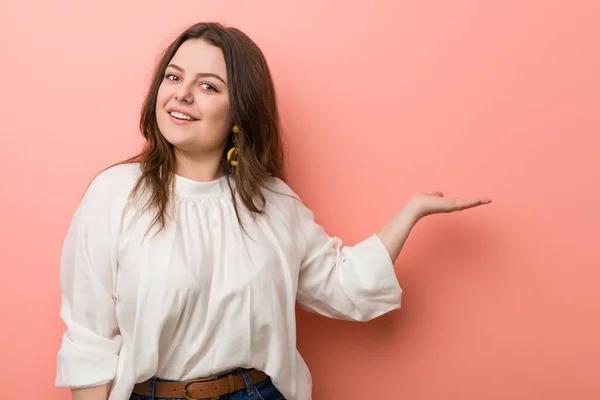 Jovem Branca Curvilínea Mulher Contra Fundo Rosa — Fotografia de Stock