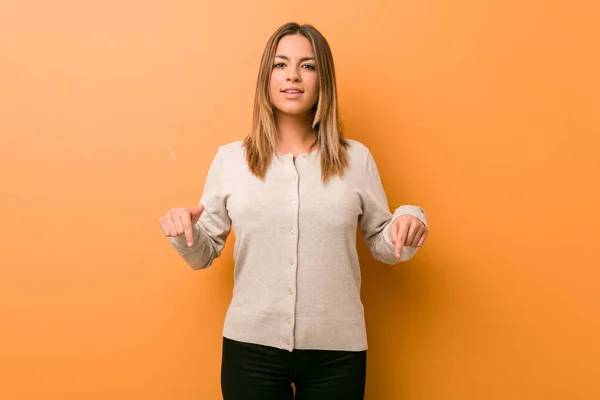 Jóvenes Auténticas Personas Reales Carismáticas Mujer Contra Una Pared Apunta —  Fotos de Stock