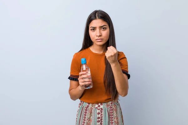 Junge Araberin Mit Einer Wasserflasche Der Hand Die Der Kamera — Stockfoto