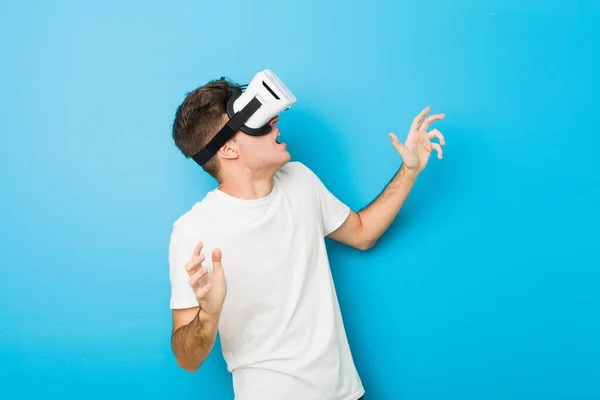 Adolescente Caucasiano Homem Usando Óculos Realidade Virtual — Fotografia de Stock