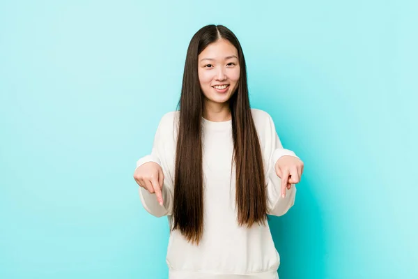 Jovem Mulher Chinesa Bonita Aponta Para Baixo Com Dedos Sentimento — Fotografia de Stock