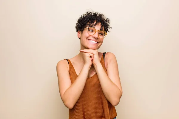 Młoda Afroamerykanka Znamieniem Skóry Trzyma Ręce Pod Brodą Patrzy Szczęśliwie — Zdjęcie stockowe