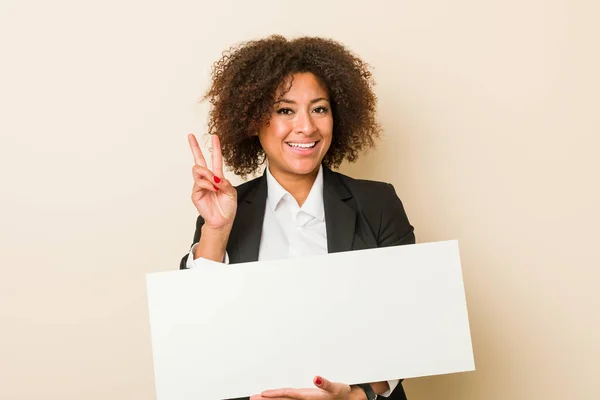 年轻的非洲裔美国女人拿着标牌 用手指展示二号 — 图库照片