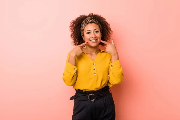 Junge Afrikanisch Amerikanische Frau Vor Rosa Hintergrund Lächelt Und Zeigt — Stockfoto