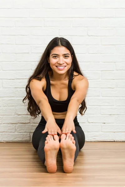Junge Arabische Sportliche Frau Praktiziert Yoga Auf Dem Boden — Stockfoto