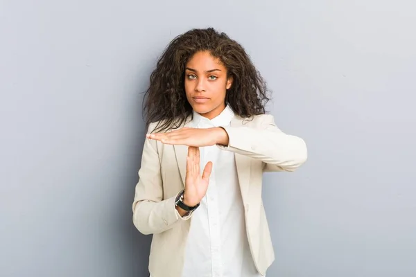 Jonge Afro Amerikaanse Zakenvrouw Toont Een Time Out Gebaar — Stockfoto