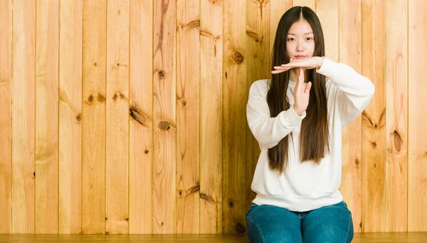 Jovem Chinesa Sentada Lugar Madeira Mostrando Gesto Tempo Limite — Fotografia de Stock