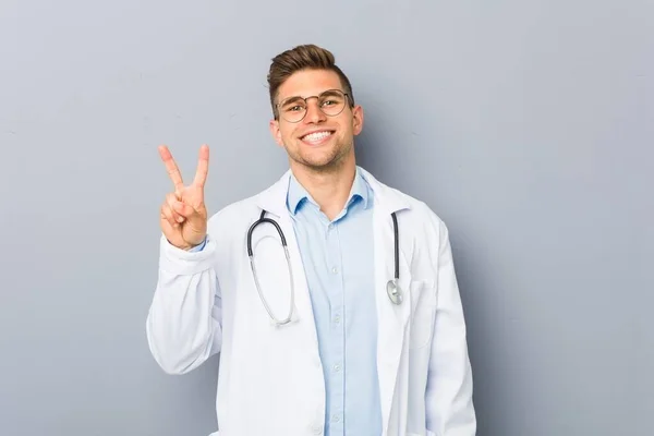 Junger Blonder Arzt Zeigt Nummer Zwei Mit Fingern — Stockfoto