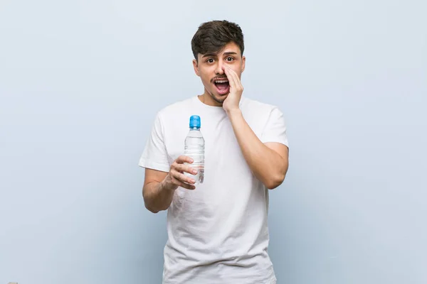 Jonge Spaanse Man Met Een Fles Water Schreeuwend Opgewonden Naar — Stockfoto