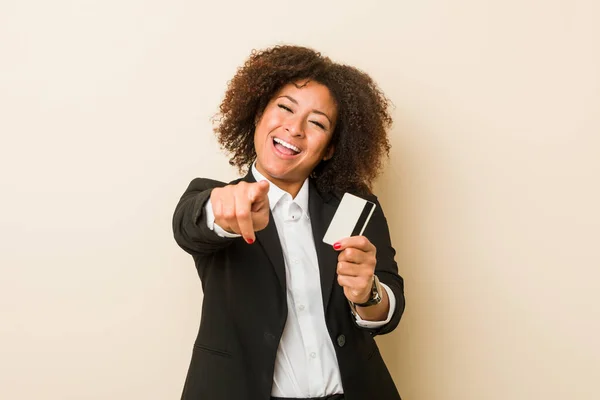 Jeune Femme Afro Américaine Tenant Une Carte Crédit Sourire Joyeux — Photo