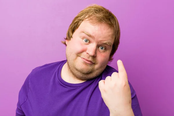 Mladý Rusovlasý Tlustý Muž Ukazuje Prstem Vás Jako Pozvání Přijít — Stock fotografie