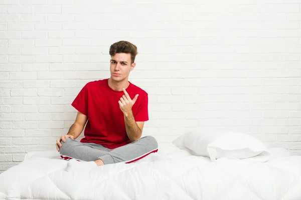 Joven Adolescente Estudiante Hombre Cama Señalando Con Dedo Usted Como —  Fotos de Stock