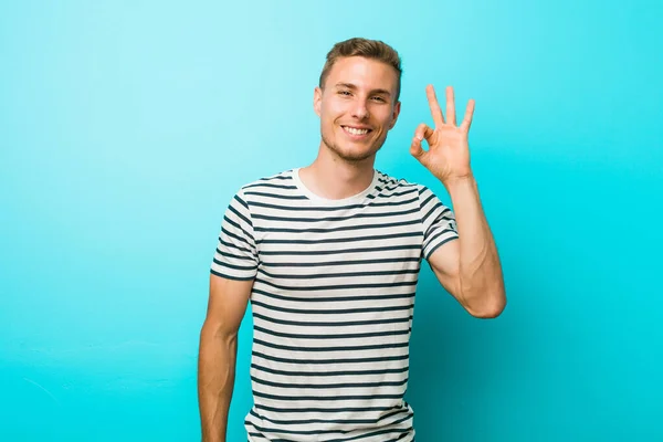 Jeune Homme Caucasien Contre Mur Bleu Joyeux Confiant Montrant Geste — Photo