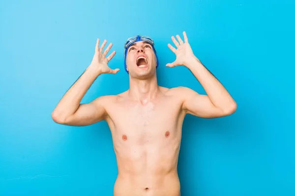 Mladý Plavec Křičící Nebi Vzhlíží Frustrovaný — Stock fotografie