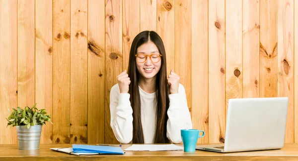 Joven Mujer China Estudiando Escritorio Levantando Puño Sintiéndose Feliz Exitosa —  Fotos de Stock