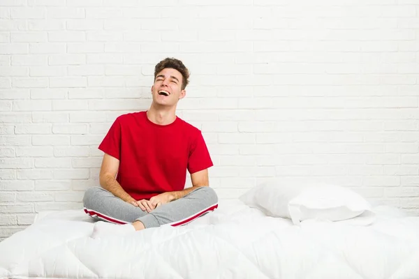 Genç Bir Öğrenci Yatakta Rahat Mutlu Bir Şekilde Gülüyor Boynunda — Stok fotoğraf