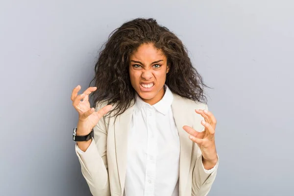 Ung Afrikansk Amerikansk Affärskvinna Upprörd Skrikande Med Spända Händer — Stockfoto