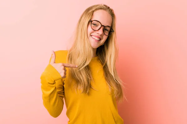 Adorável Adolescente Mulher Pessoa Apontando Mão Para Espaço Cópia Camisa — Fotografia de Stock