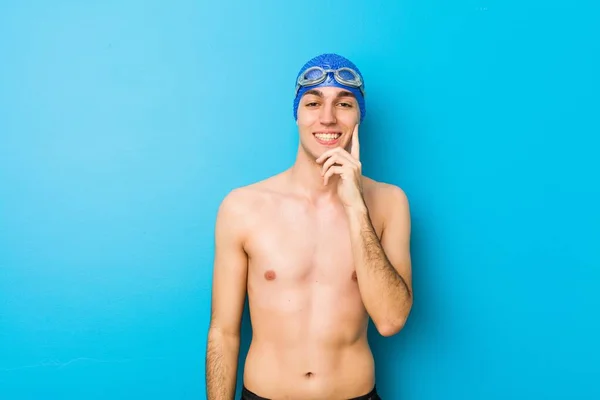 Joven Nadador Sonriendo Feliz Confiado Tocando Barbilla Con Mano — Foto de Stock