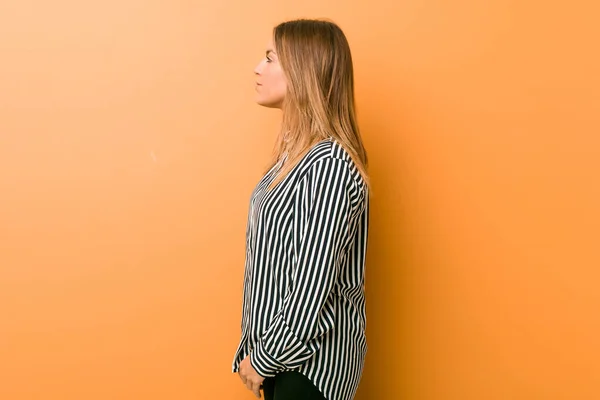 Young Authentic Charismatic Real People Woman Wall Gazing Left Sideways — Stock Photo, Image