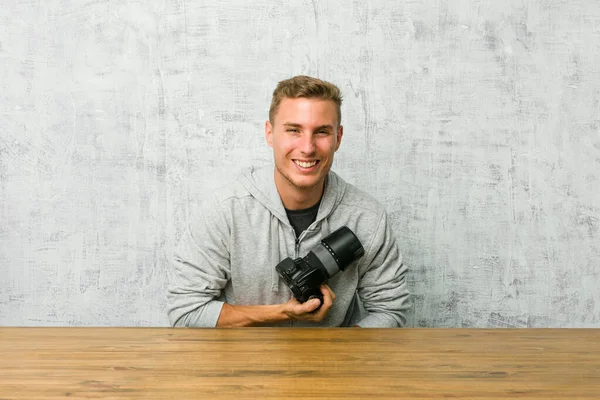 Young Photographer Holding Camera Table Laughs Happily Has Fun Keeping — Stock Photo, Image