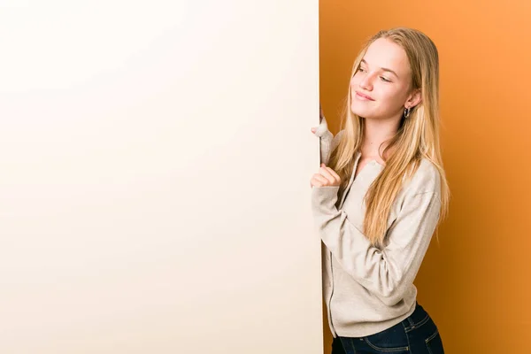 Kopya Alanı Olan Genç Beyaz Kadın Kollarını Kavuşturarak Gülümsüyor — Stok fotoğraf