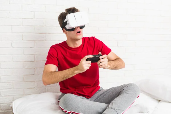 Adolescente Caucasiano Homem Usando Óculos Realidade Virtual Controlador Jogo — Fotografia de Stock