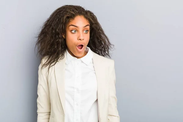若いアフリカ系アメリカ人のビジネス女性は何かにショックを受けています — ストック写真