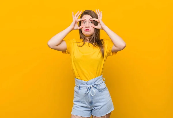 Giovane Adolescente Con Una Camicia Gialla Tenere Gli Occhi Aperti — Foto Stock