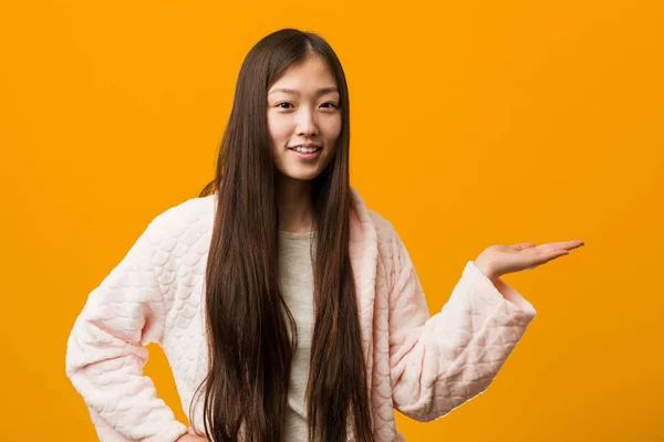 Fiatal Kínai Pizsamában Fénymásoló Helyet Mutat Tenyerén Egy Másik Kezet — Stock Fotó