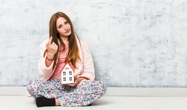 Joven Mujer Caucásica Sosteniendo Icono Casa Apuntando Con Dedo Usted —  Fotos de Stock