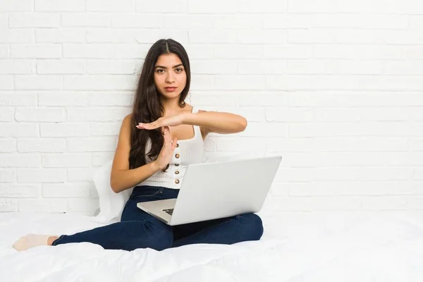 Jonge Arabische Vrouw Werken Met Haar Laptop Het Bed Tonen — Stockfoto