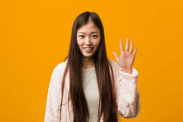Joven Mujer China Pijama Sonriente Alegre Mostrando Número Cinco Con —  Fotos de Stock