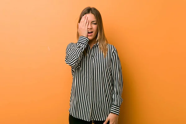 Jeune Authentique Charismatique Personnes Réelles Femme Contre Mur Amusant Couvrant — Photo