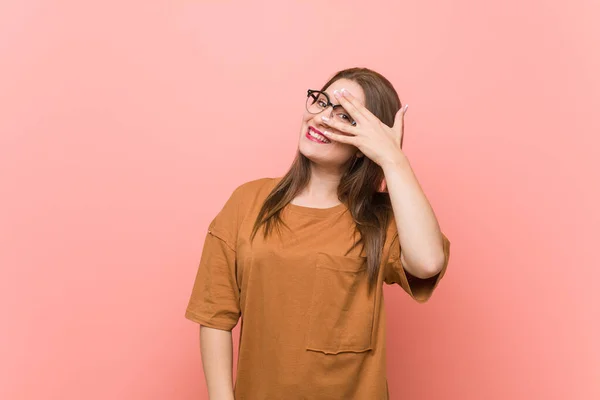 Junge Studentin Mit Brille Blinzelt Durch Die Finger Die Kamera — Stockfoto