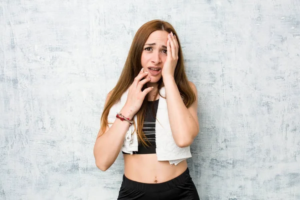 Joven Mujer Fitness Gimiendo Llorando Desconsoladamente —  Fotos de Stock