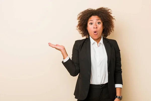 Mujer Afroamericana Negocios Joven Impresionada Sosteniendo Espacio Copia Palma — Foto de Stock