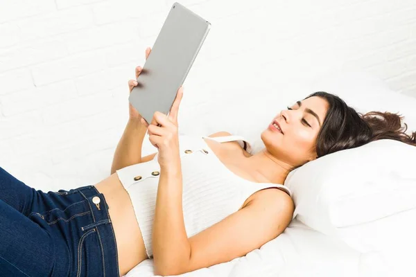 Jonge Arabische Vrouw Liggend Het Bed Met Behulp Van Een — Stockfoto