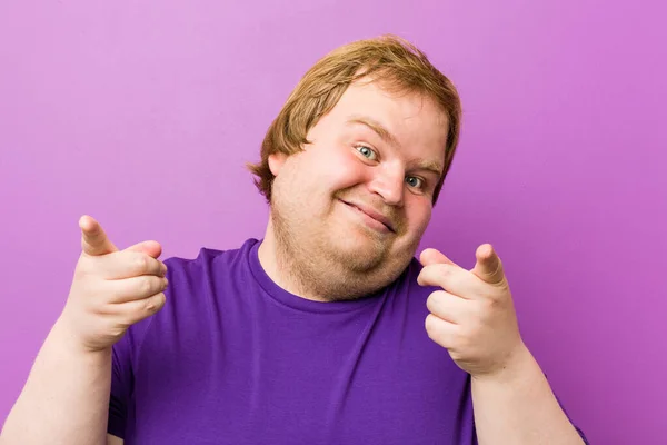 Young Authentic Redhead Fat Man Cheerful Smiles Pointing Front — Stock Photo, Image