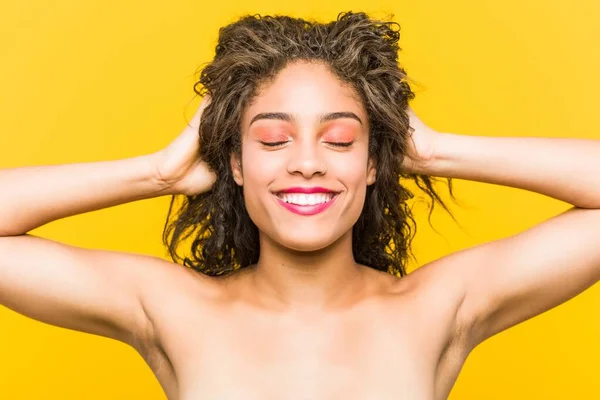 Close Uma Jovem Afro Americana Bonita Make Mulher Posando — Fotografia de Stock