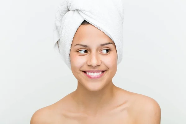 Close Beautiful Natural Hispanic Young Woman Towel Her Head — Stock Photo, Image